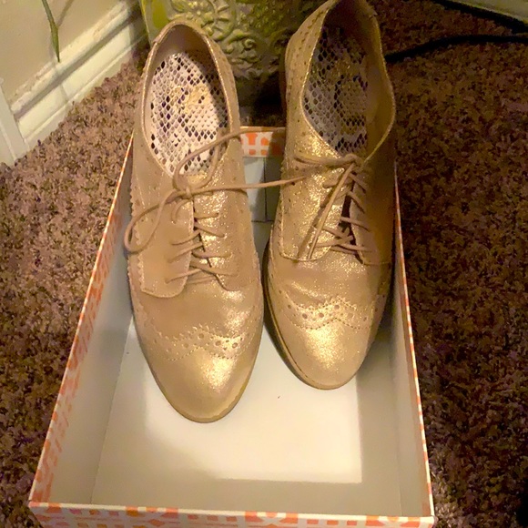 Gianni Bini Shoes - GB (Gianni Bini) size 9 gold w/wood bottom.